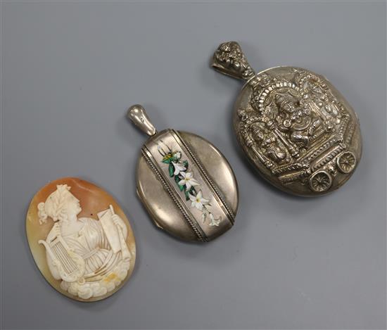 A late Victorian silver and enamel locket, an Indian white metal locket and unmounted cameo.